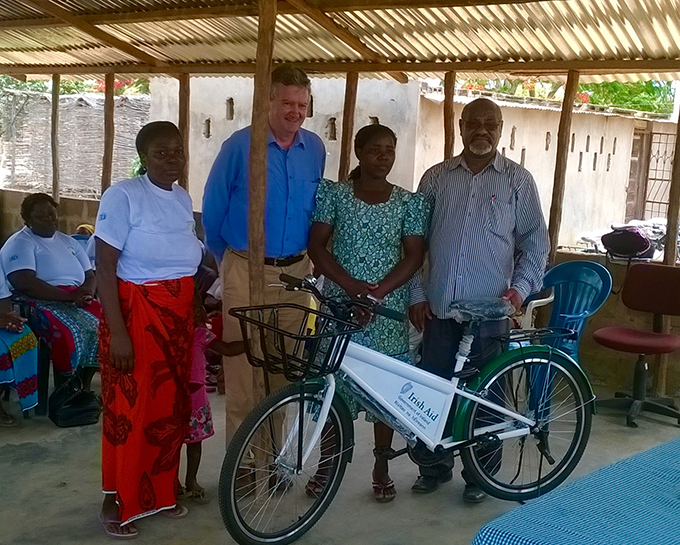 Ambassador Carlos delivering a bicycle in Homoine town