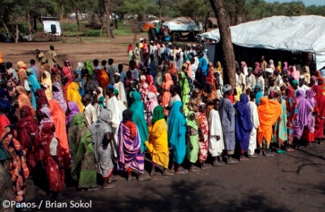 Sudanese refugees queue for blankets and mosquito nets at a distribution point in Upper Nile State, South Sudan. Photo: Panos / Brian Sokol
