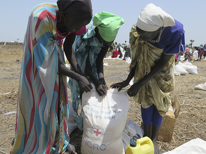 Women collecting food rations during an ICRC distribution in South Sudan Credit: Albert Madrazo/ICRC 